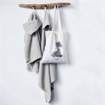 Grå håndklæde fra Mraki Mini på væg med poncho - Tinashjem
